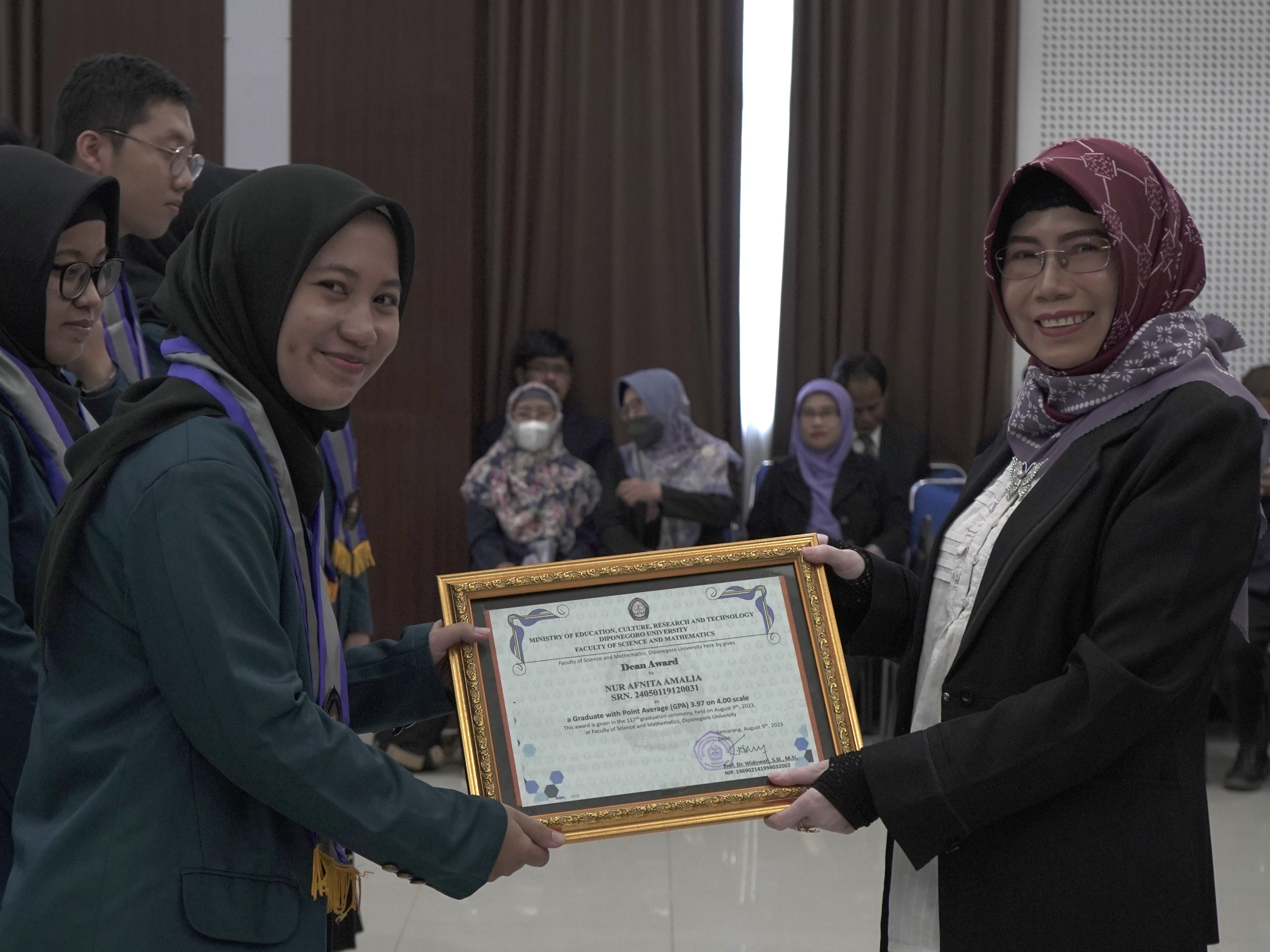 Dua Mahasiswi Departemen Statistika Meraih Dean Award pada Yudisium ke 117 FSM