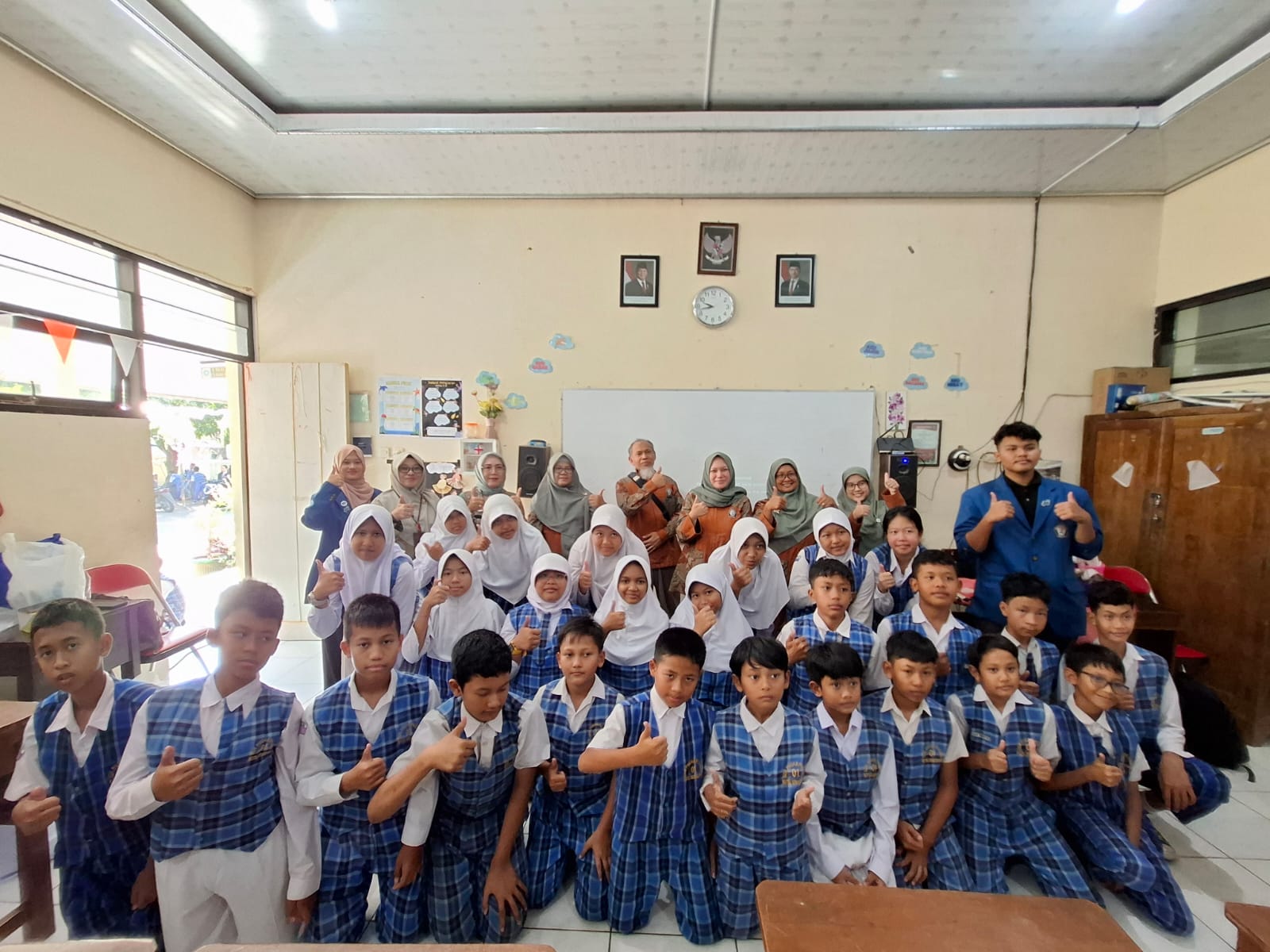 Inviting Elementary School Students to Be Data Literate, Undip Statistics Team Holds Statistics Learning While Playing